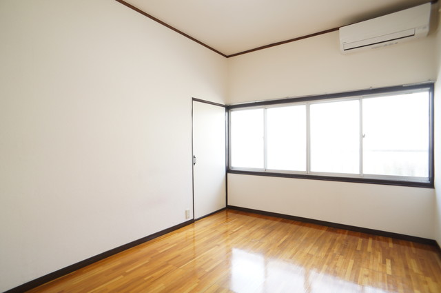 居室・リビング　室内は落ち着いたぬくもりのあるフローリングです☆