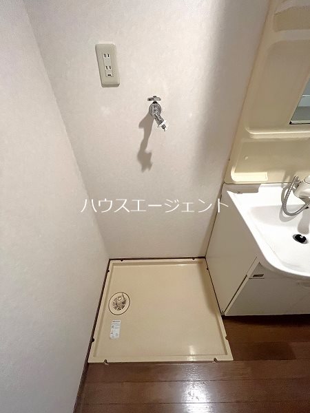 その他　脱衣所には室内洗濯機置き場もございます。※参考画像