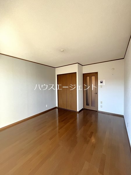 居室・リビング　収納もあって、使いやすそうなお部屋です。※参考画像