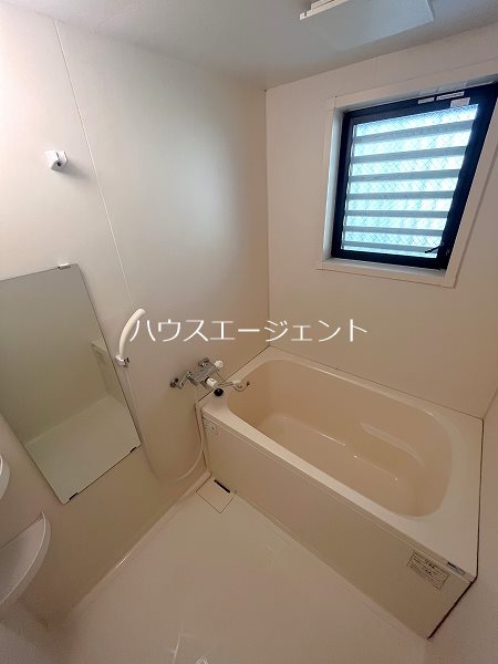 バス・シャワールーム　ゆったり浸かれそうなお風呂です。※参考画像