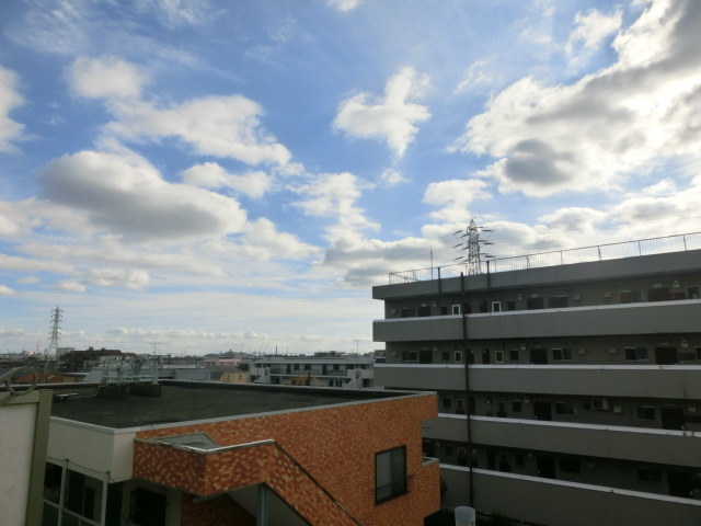 眺望　前面は駐車場なので駅近なのにこの眺望です。