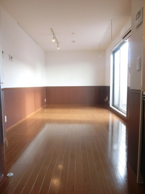 居室・リビング　腰高クロスで、万が一のペットの粗相も修繕費用を軽減できます。