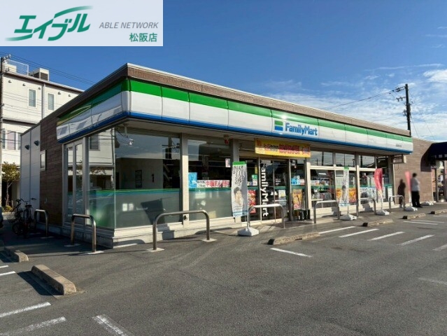 コンビニ　ファミリーマート松阪春日町店（コンビニ）まで135m