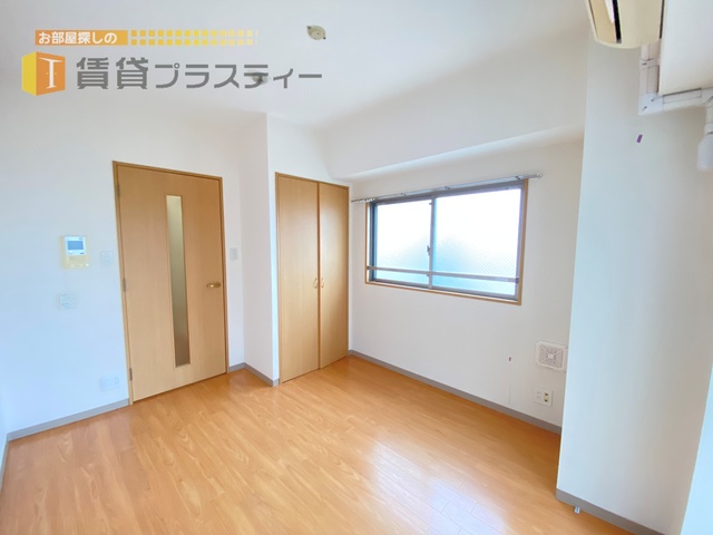 居室・リビング　※同タイプ角部屋写真。