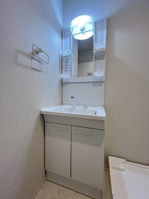 洗面設備　ゆったりとスペースのある洗面所