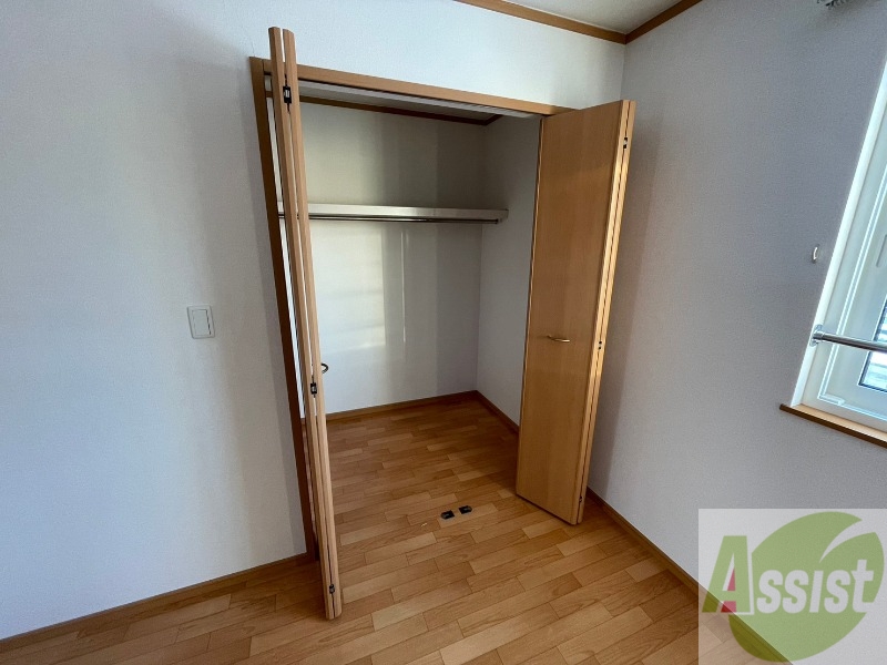 収納　クローゼットは奥行きもあり、荷物が多い方でも安心です。