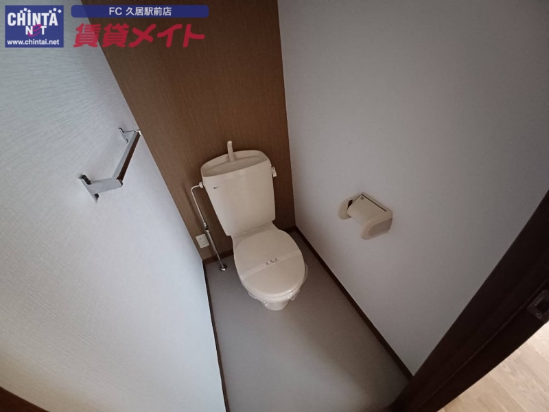 トイレ　別部屋のお写真となります。