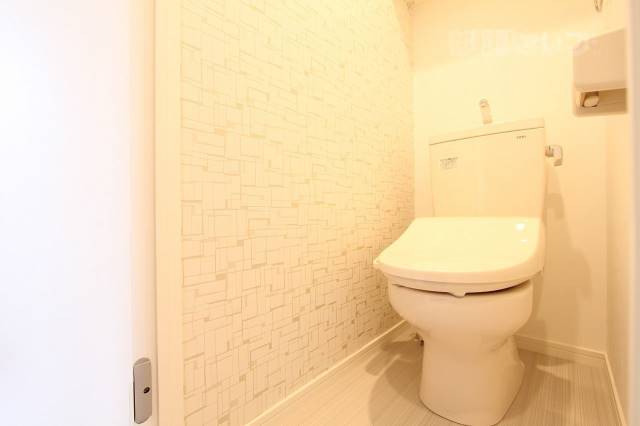 トイレ　ウォシュレットつきのトイレは壁紙もおしゃれ