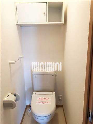 トイレ　便利な収納付きです