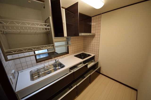 キッチン　★人口大理石トップの３口ガスシステムキッチン新規交換済みで…