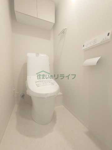 トイレ　※参考写真　同タイプ（間取り）の612号室の写真となります。
