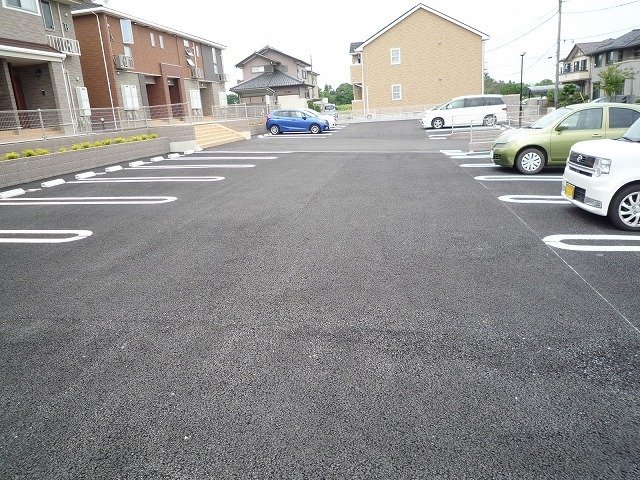 駐車場　駐車場があるので、車を買う予定の方も安心です
