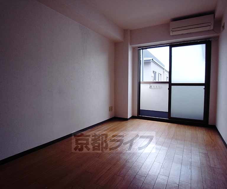 居室・リビング　すっきりとしたお部屋ですね。