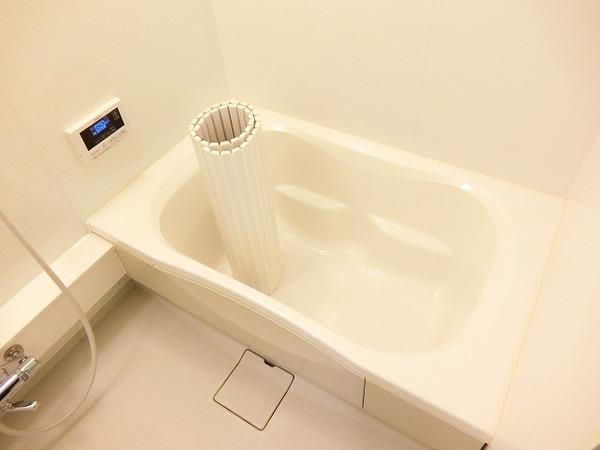 バス・シャワールーム　浴室乾燥機、追焚機能付の広々バスルーム！