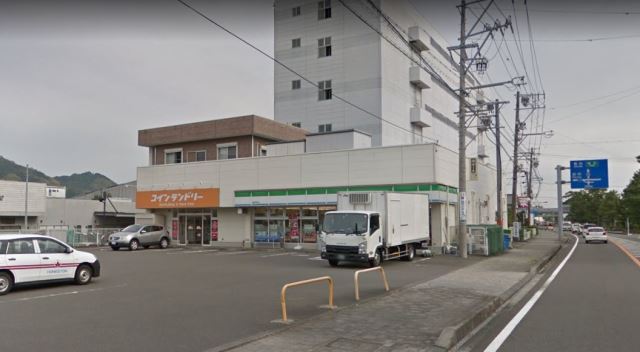 コンビニ　ファミリーマート岡部店（コンビニ）まで640m