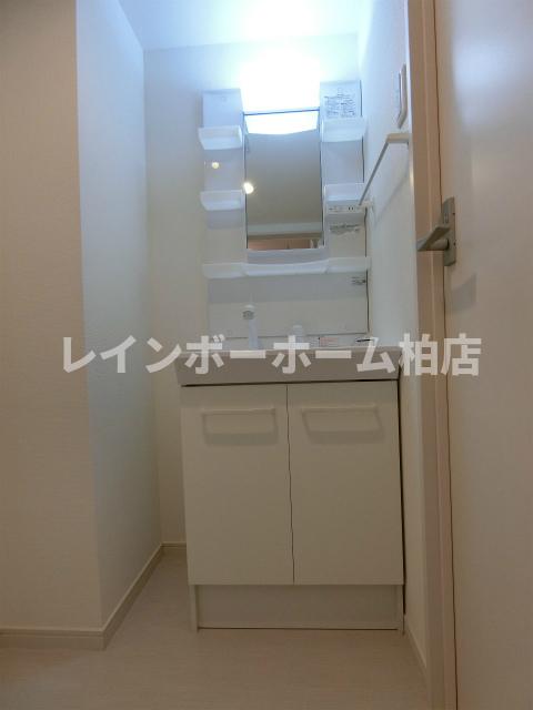 洗面設備　明るい洗面所です