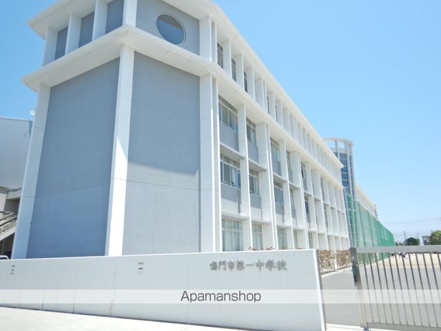 中学校　鳴門市第一中学校（中学校）まで596m