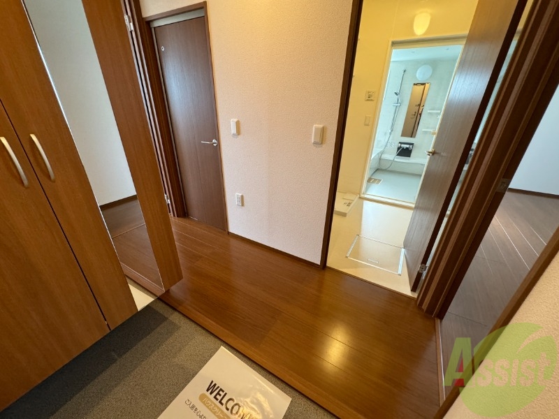 玄関　玄関から撮影しました。明るい印象ですね。