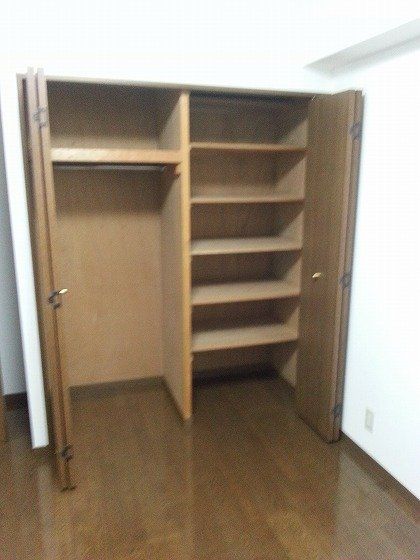 収納　同マンションの別住戸の写真です。