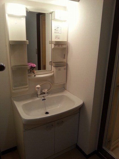 洗面設備　同マンションの別住戸の写真です。
