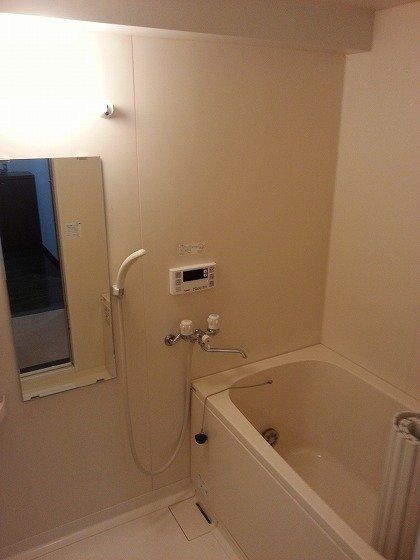 バス・シャワールーム　同マンションの別住戸の写真です。