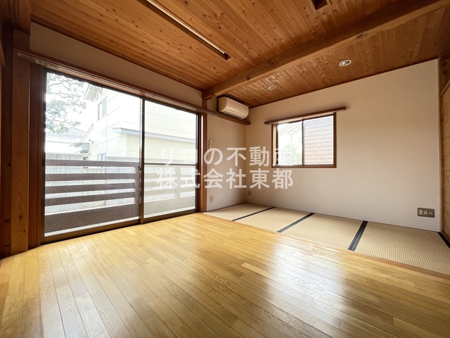 居室・リビング　２面採光なので、明るく風通しのよい過ごしやすいお部屋です♪