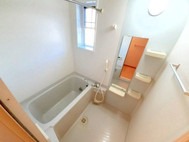 バス・シャワールーム　浴室に窓もついています