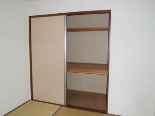収納　押入※同タイプ反転間取りの別部屋写真になります。