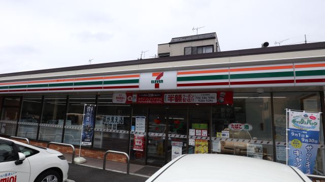 コンビニ　セブンイレブン（コンビニ）まで550m