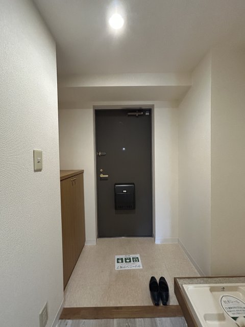 玄関　※写真は７０７号室です