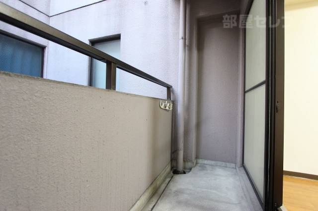 バルコニー　バルコニーの壁高めで配慮されてます