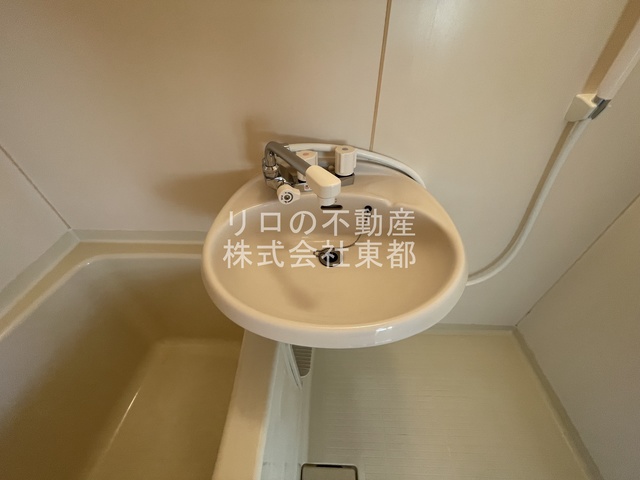 洗面設備　鏡付の洗面ボウルなので、洗顔するときに便利ですね☆