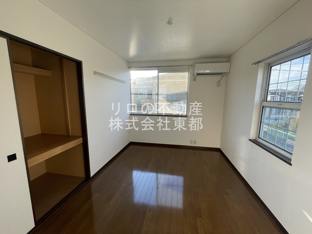 居室・リビング　２面採光なので、明るく風通しのよい過ごしやすいお部屋です♪