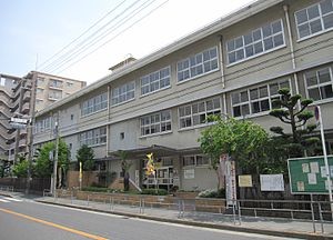小学校　大阪市立小松小学校（小学校）まで400m