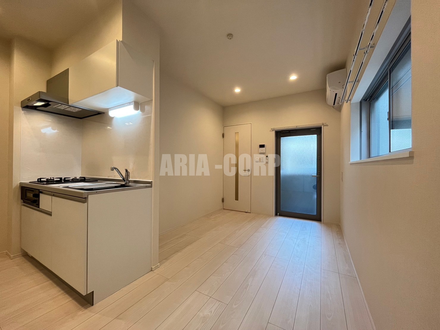 居室・リビング　白を基調としたお洒落な空間！角部屋で窓も多く明るいお部屋です