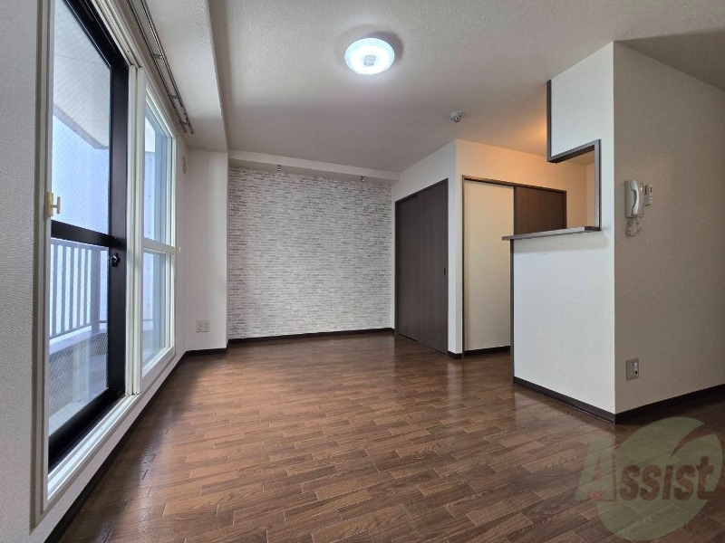 その他部屋・スペース　寝室はこちらです。光が差し込む、温かみのあるお部屋です。