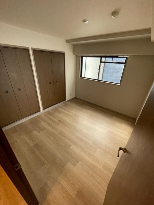 その他部屋・スペース　５帖の洋室にはたっぷり収納もございます