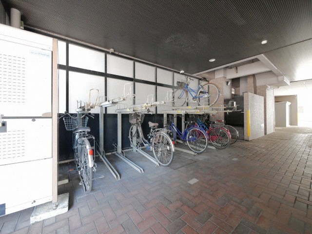 その他共有部分　屋根付き駐輪場が嬉しいですね♪
