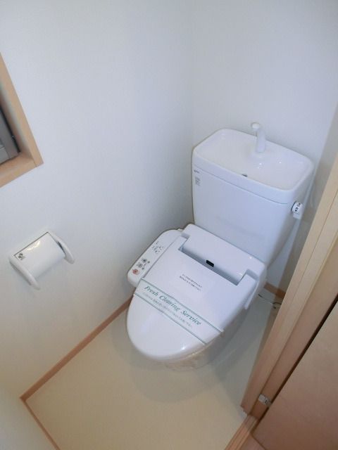 トイレ　温水洗浄便座・窓付き