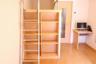 その他部屋・スペース　居室のテーブルは折り畳み可能です。