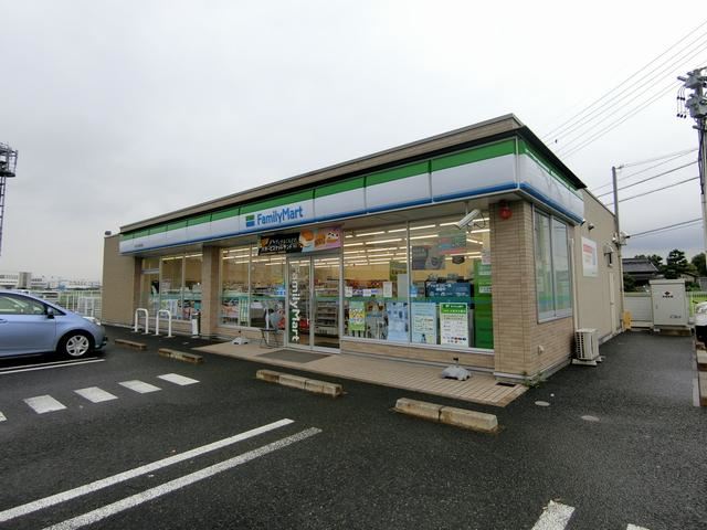 コンビニ　ファミリーマート（コンビニ）まで940m