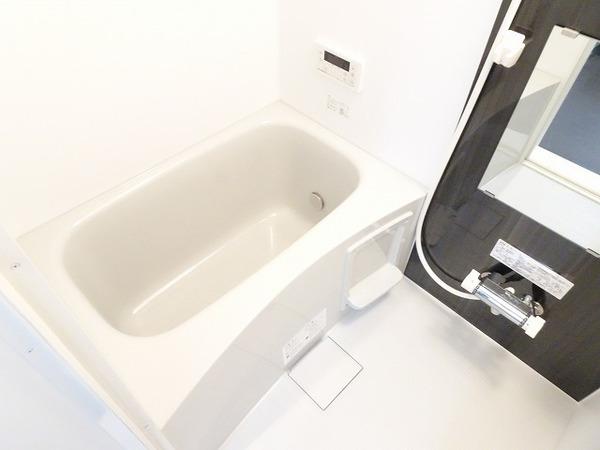 バス・シャワールーム　浴室乾燥機、追い焚き機能付きバス！