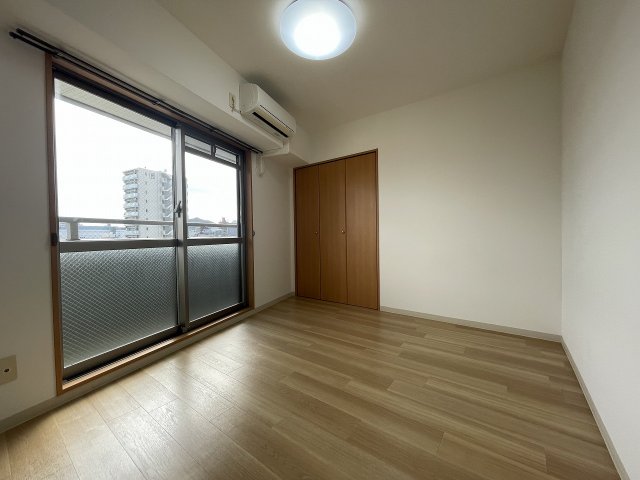 その他部屋・スペース　落ち着いた色調の寝室です