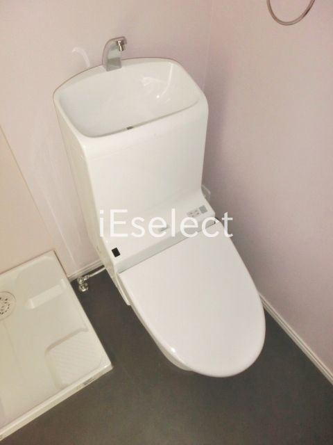 トイレ　温水洗浄便座付きのトイレ。