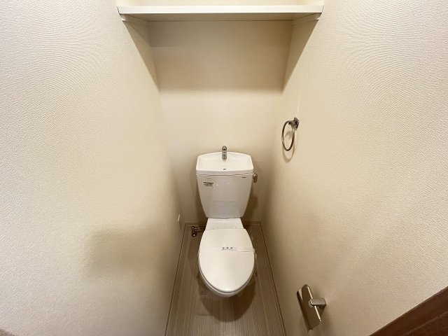 トイレ　落ち着いた色調のトイレです