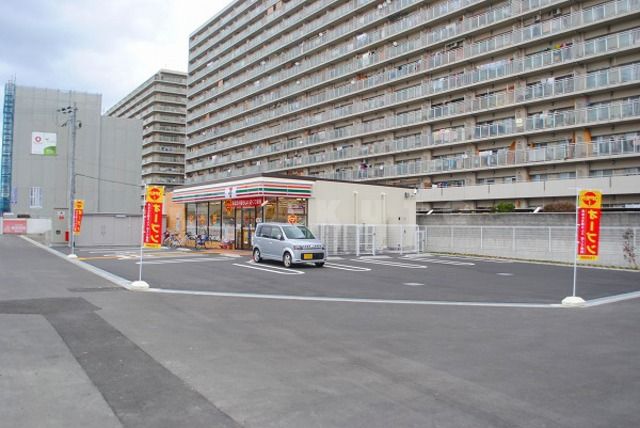 コンビニ　セブンイレブン大阪三国本町店（コンビニ）まで328m