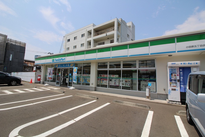 コンビニ　ファミリーマート　小田原五丁目店（コンビニ）まで300m