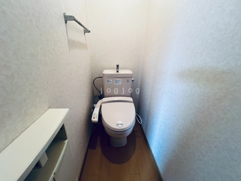 トイレ　嬉しい温水洗浄便座付きのトイレです。