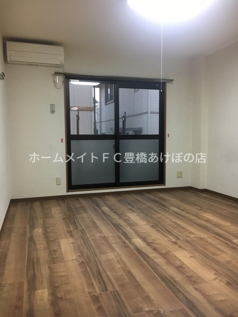 居室・リビング　同型別部屋写真（反転）