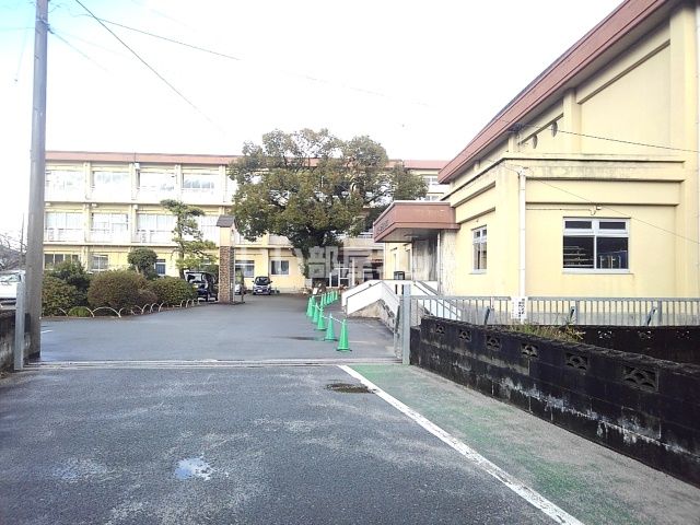 小学校　八女市立岡山小学校（小学校）まで1024m